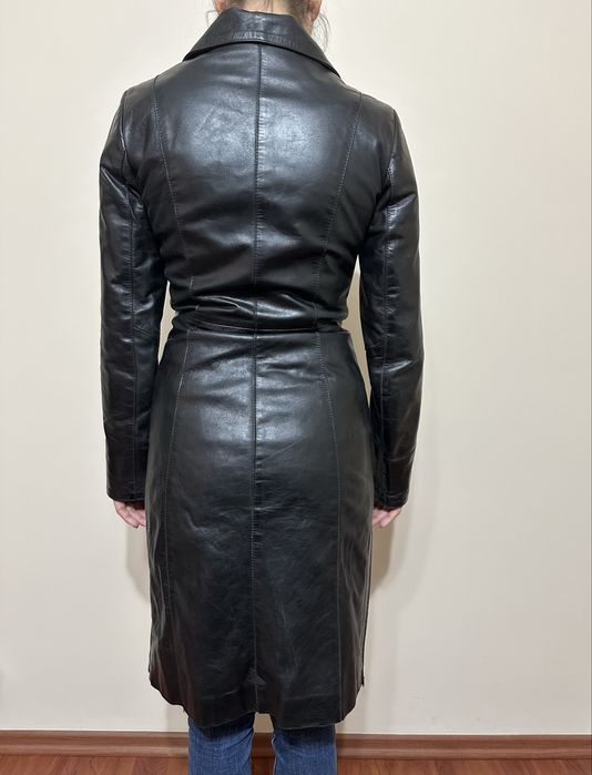 Дълго  дамско кожено манто.