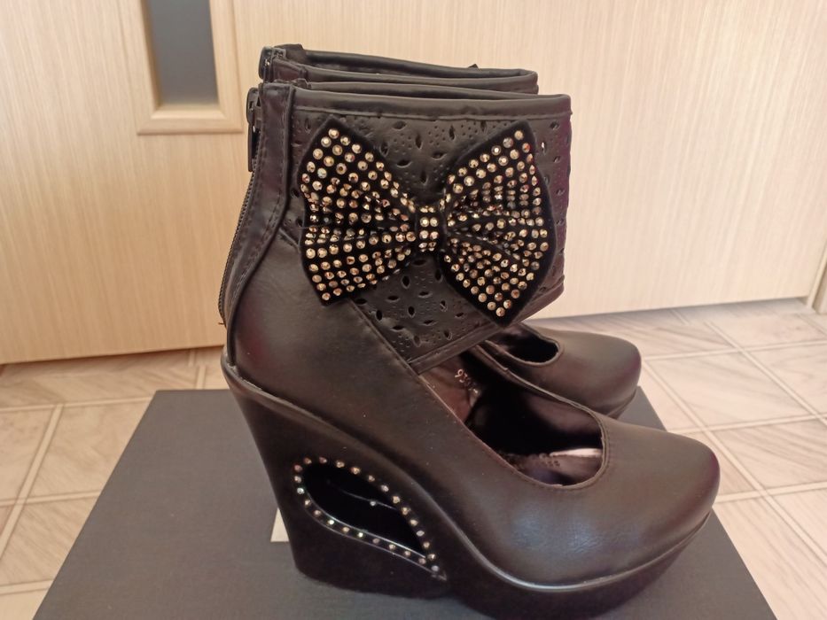 Продам женскую обувь. Лоферы.