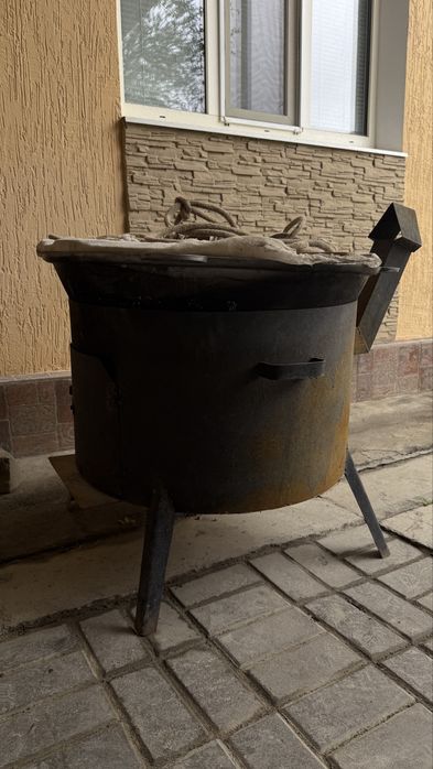 Казан чугунный .