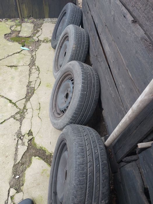 Vînd patru anvelope cu genți pe 15