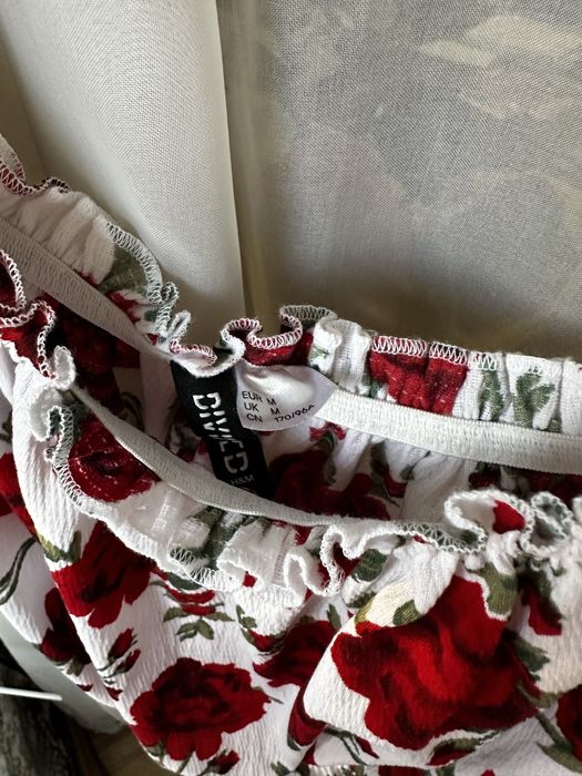 H&M кроп топ с паднали рамене с мотив рози