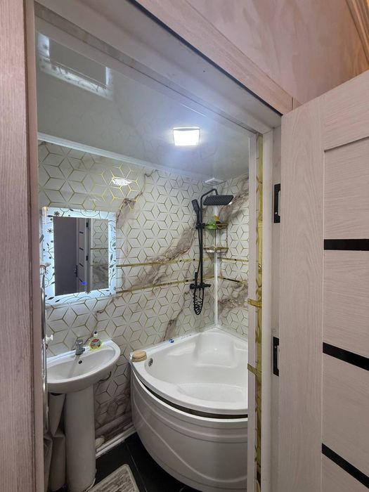 Tinchlik plaza oldida 23 maktab xon saroy domidan 3 xonali yevro remon