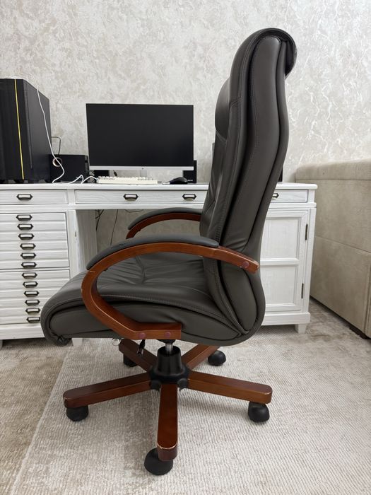 Кожаное кресло офисное