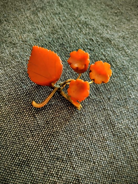 Руска старинна брошка с кехлибар