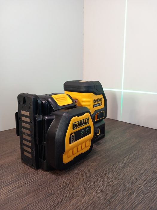 Vând nivelă Laser Dewalt DCE088G18