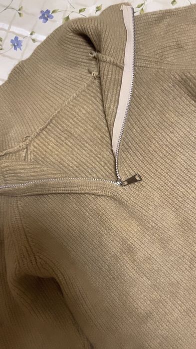 Трикотажное платье-миди с высоким воротником