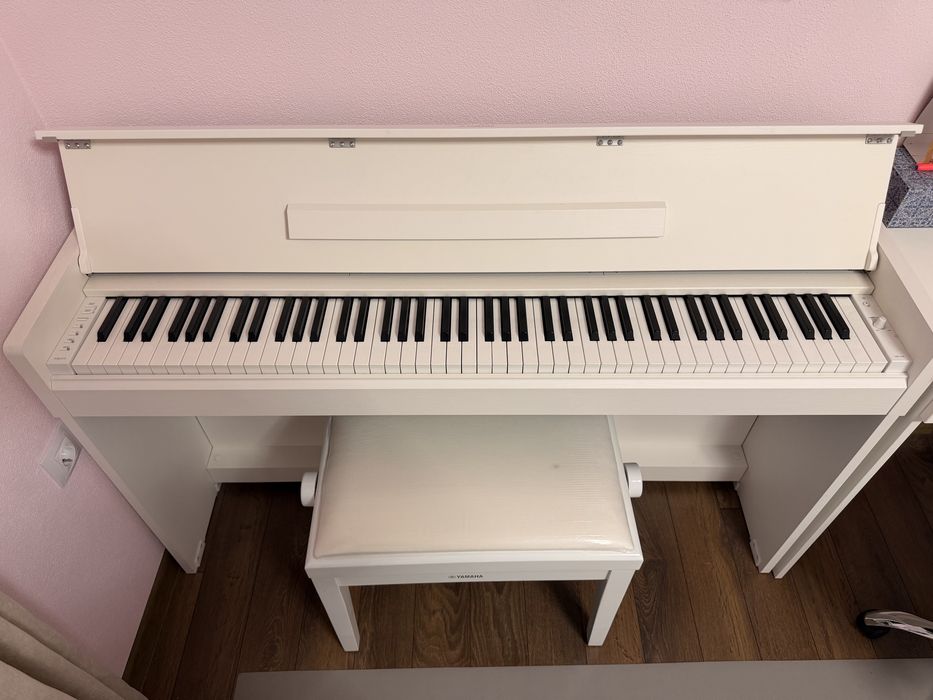 Пиано с таборетка YAMAHA