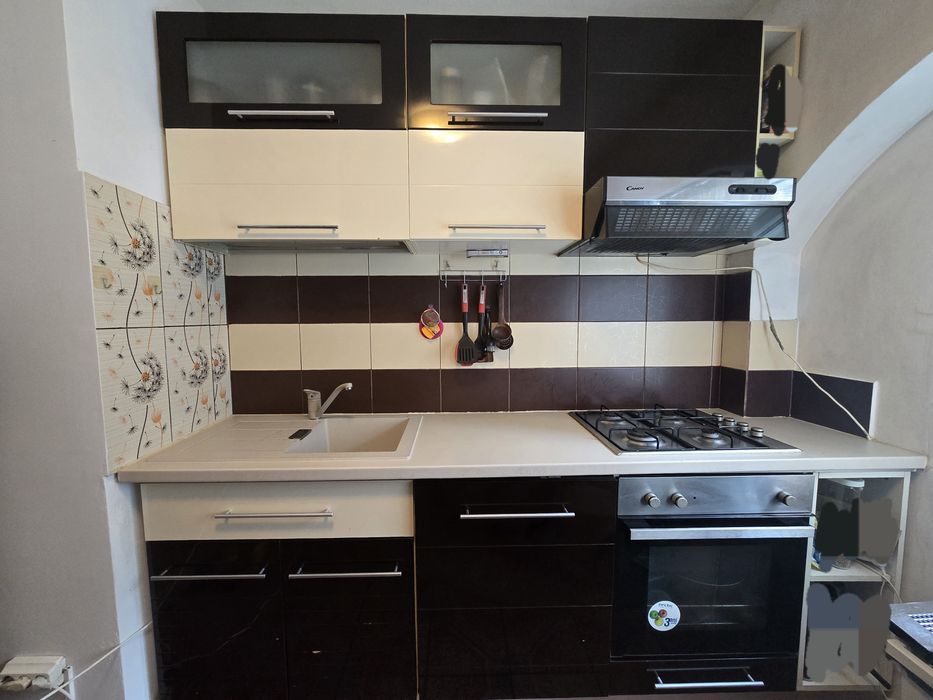 Bucătărie completă + electrocasnice (mașină de spălat vase, plită pe gaz, cuptor pe gaz) , chiuvetă și baterie Franke – ideală garsonieră / chirie