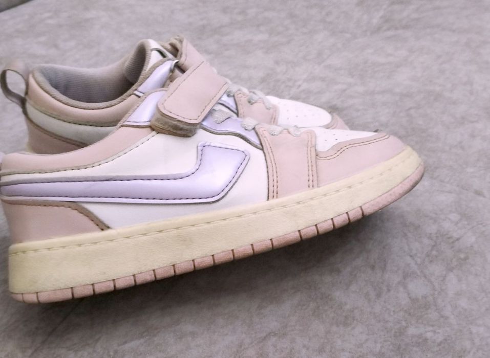 Продаются кроссовки для девочки размер 32