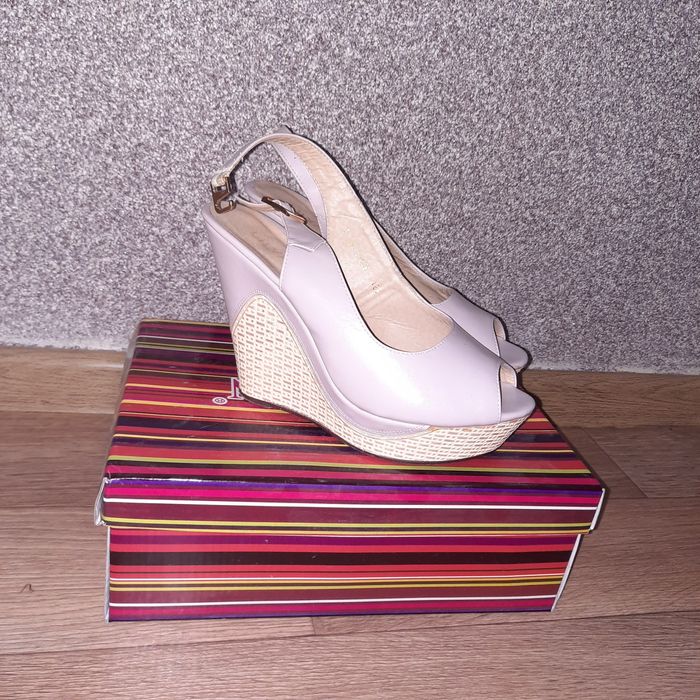 Продаю босоножки