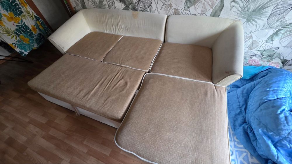 Бежевый Диван бу из плотной ткани рожка