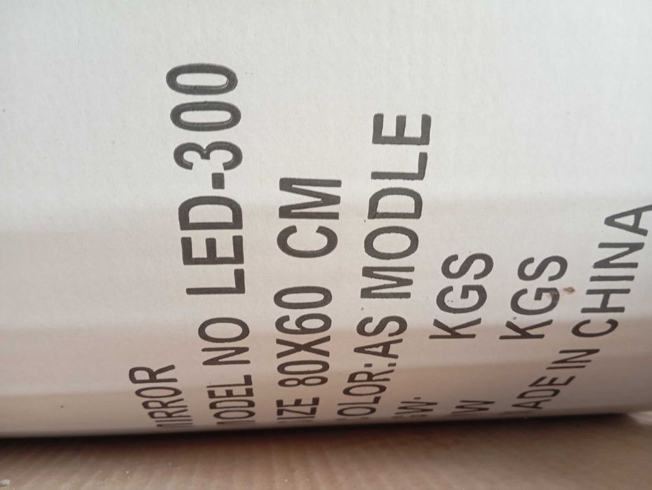 Огледало Makena 300.Размер 80/60 с функция лед осветление,часовник...