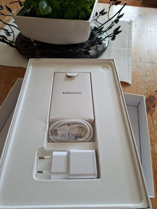 Tabletă Samsung galaxy tab S5e +Husă Samsung, stare ca nouă