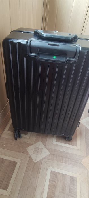 Чемодан почти новый