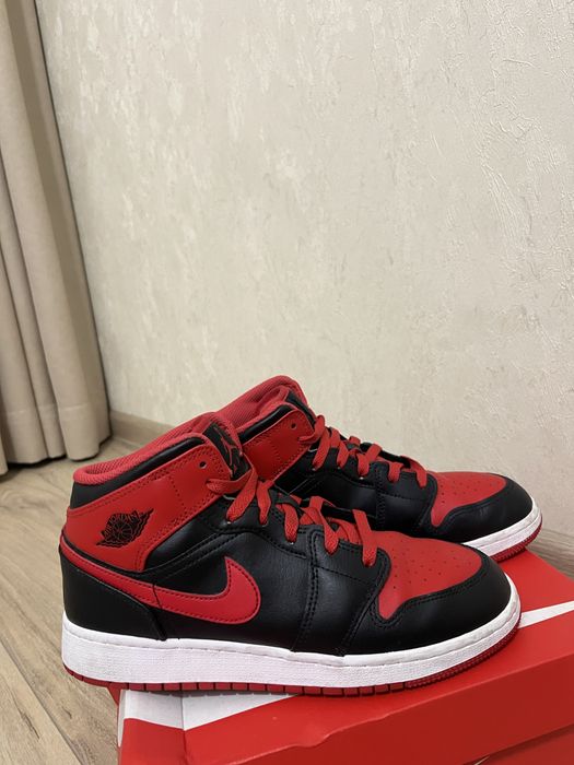 Обувки Nike Air Jordan 1 Mid Bred