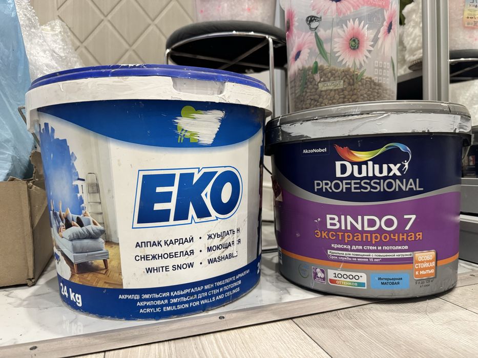 Банки краски после ремонта
