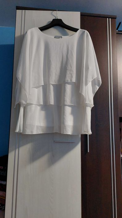 Tricou cu volănașe cu eticheta