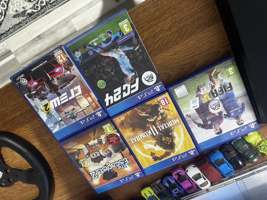 PlayStation 4 1T 2controllere 6 jocuri + gta nu este in poza
