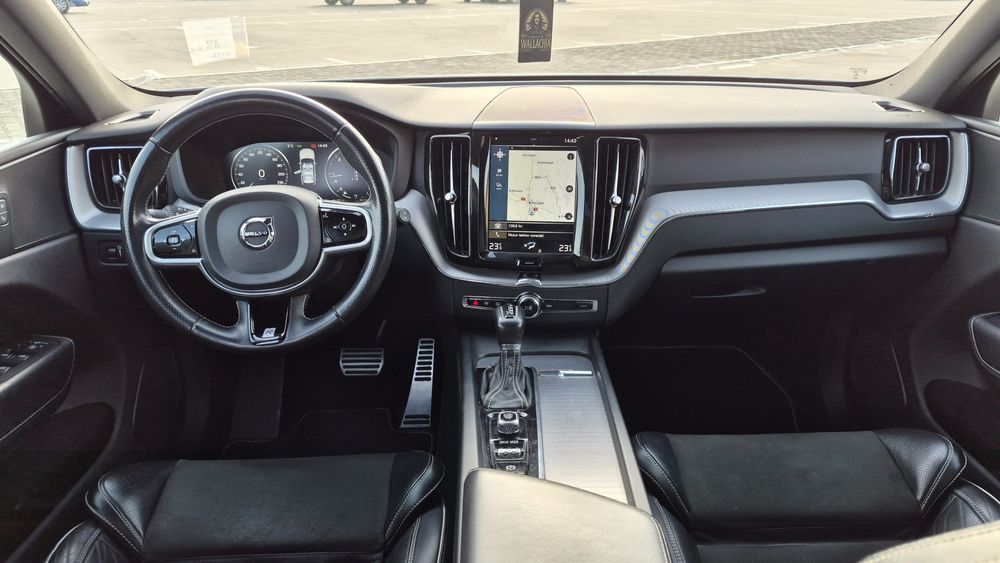 Volvo XC 60  /  R - Design  / 2018 /  190 cai / 4 × 4