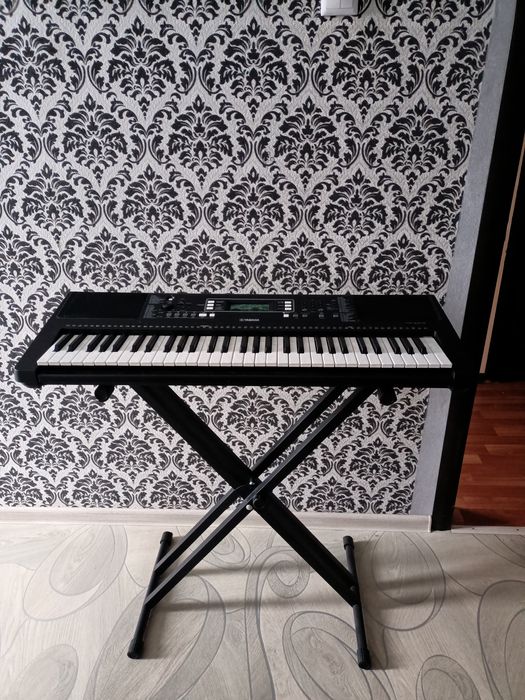 Продаю синтезатор Yamaha PSR - E373 с подставкой