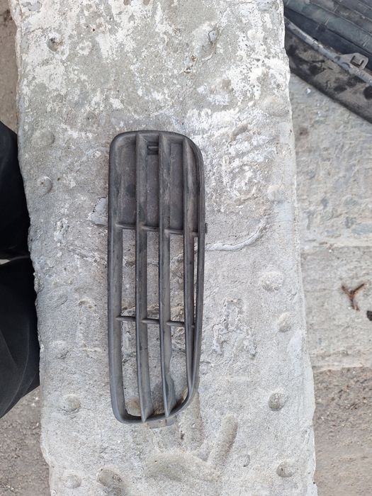 Решётка на бампер ауди 80 б4 и молдинг левая сторона.