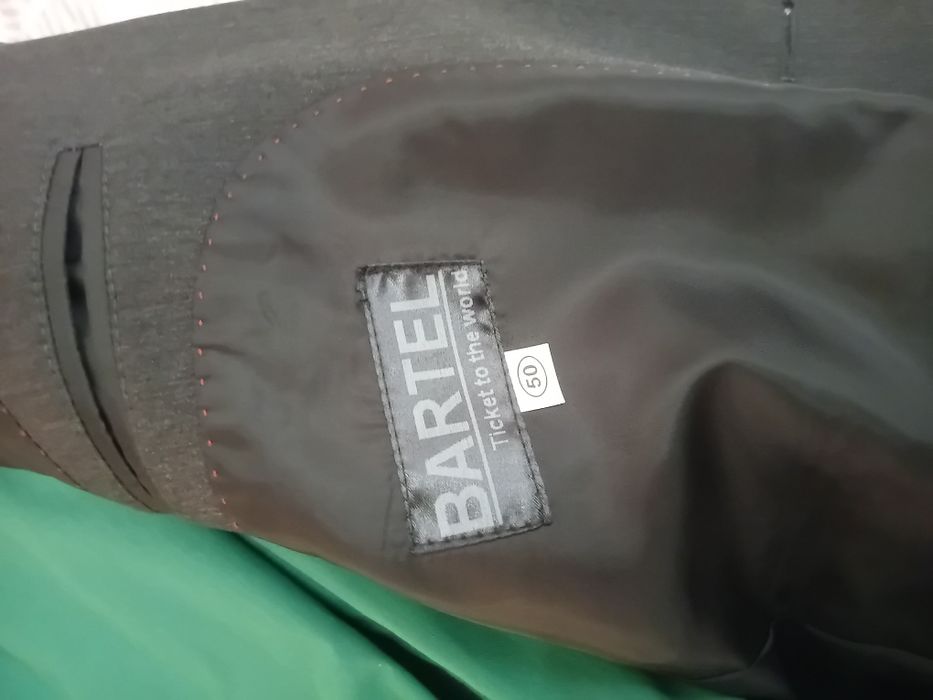 Костюм в сиво и зелено