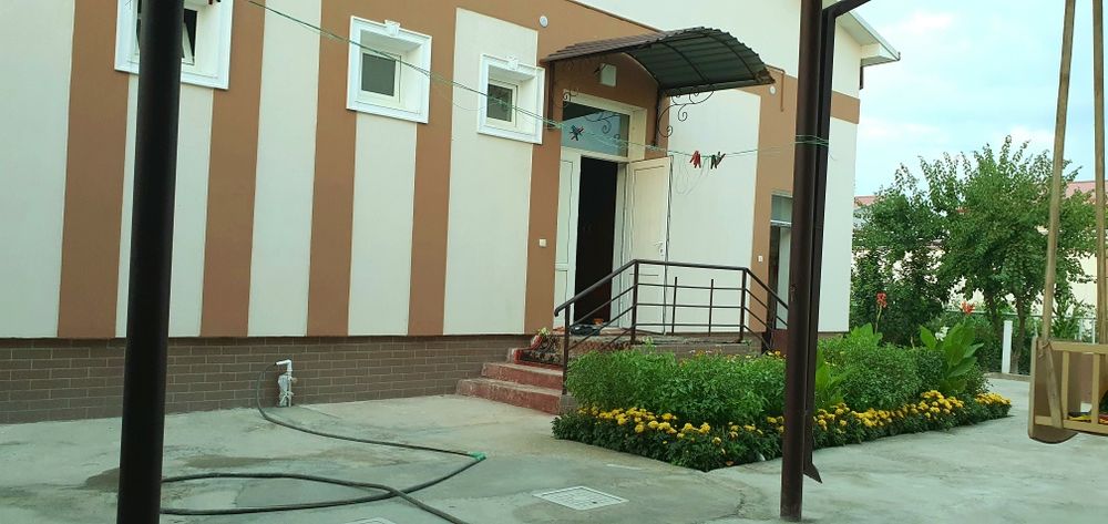 Ховли, катеж 6 сотих. Ремонтлари яхши. Катта йул буйида.