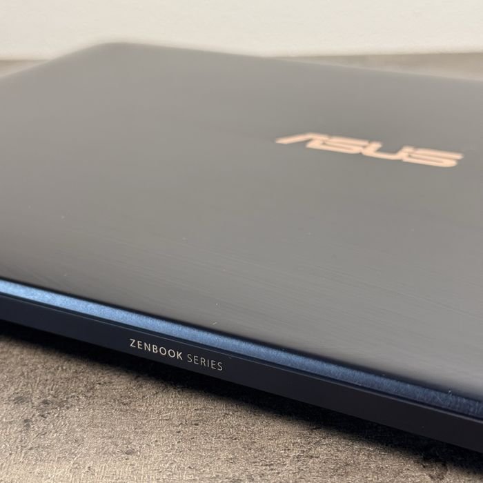 Vand Laptop Asus ZenBook Pro i7