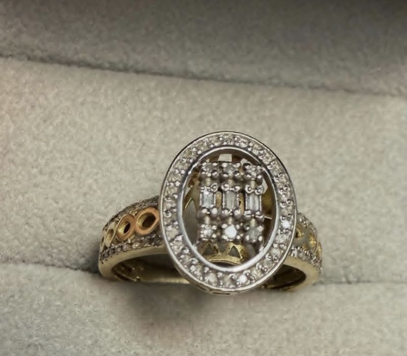 Продам кольцо с бриллиантами