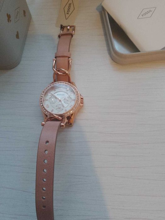 Fossil Riley чисто нов часовник  в кутия,закупен от Америка
