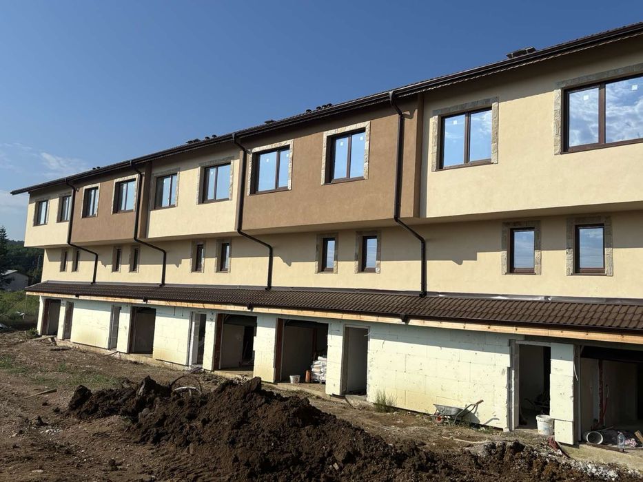 Продаваме 5 редови къщи
