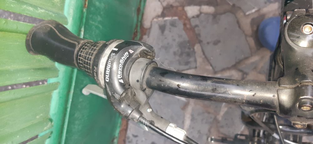 Bicicletă care se poate plia și transporta foarte ușor