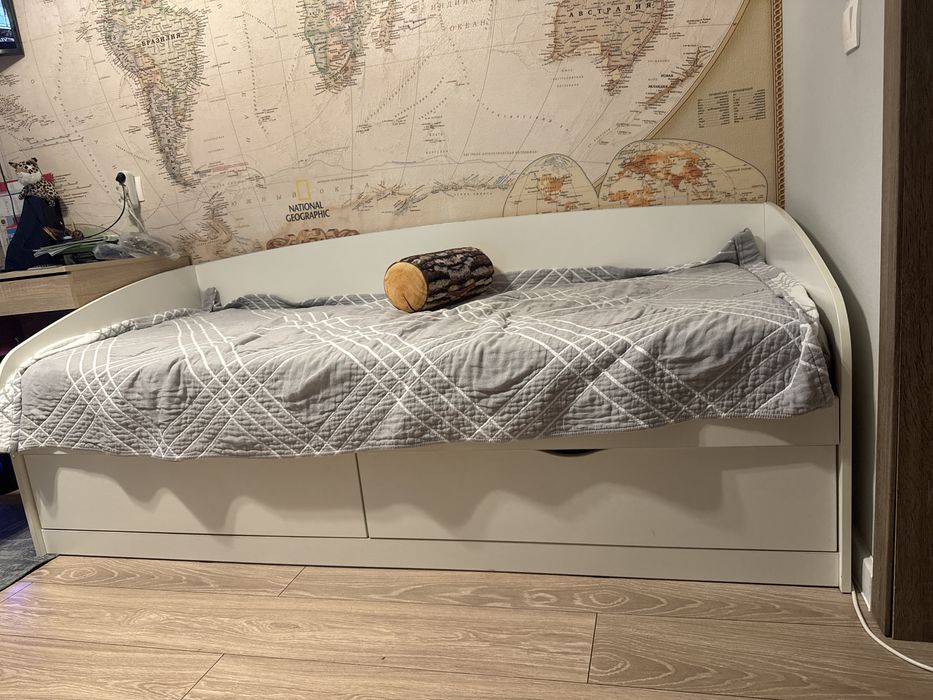 Продам кровать вместе с матрсом.