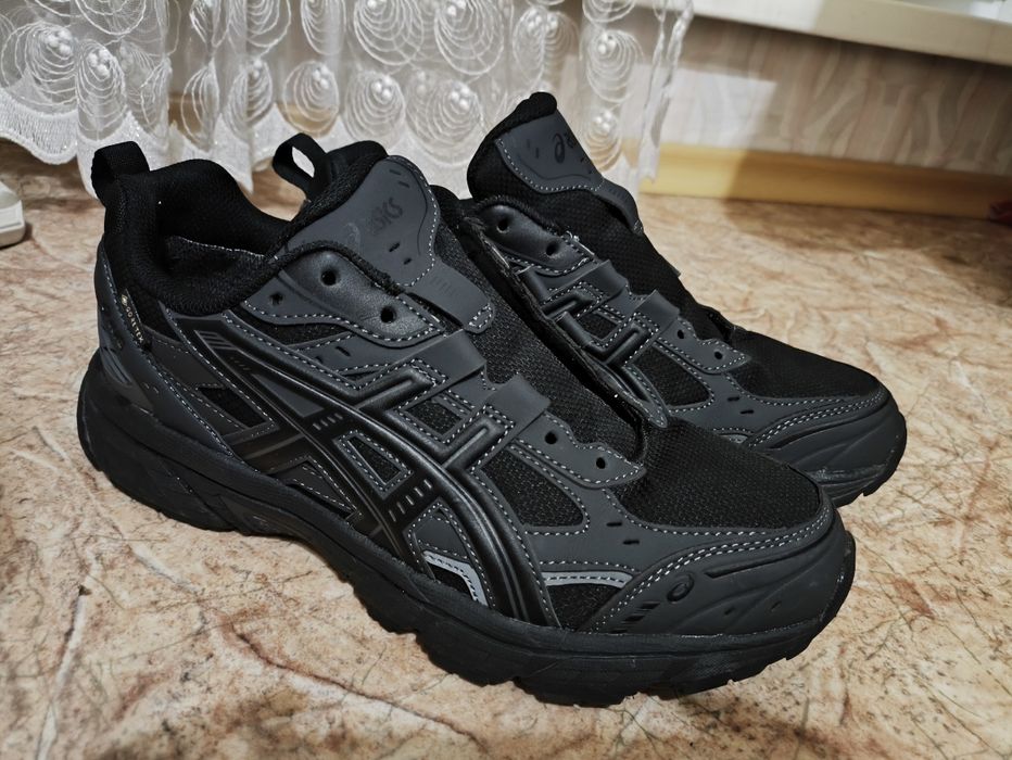 Кросовки ASICS черные, теплые