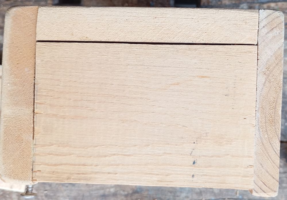 Дървена къща за птици