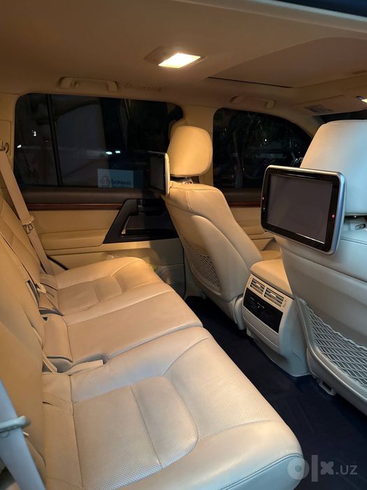 Land cruiser 200 sotiladi