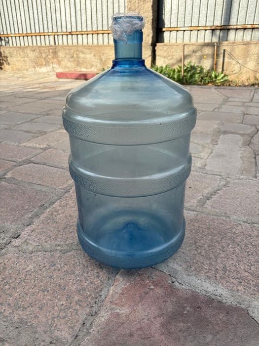 Продам пластиковый бутыль 20 л