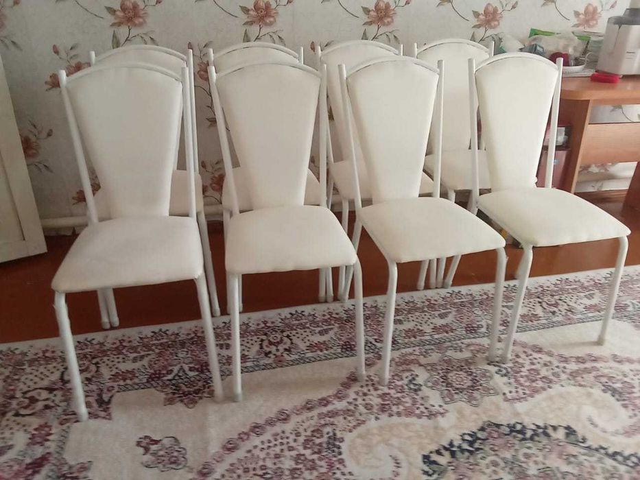 Продам стулья белые