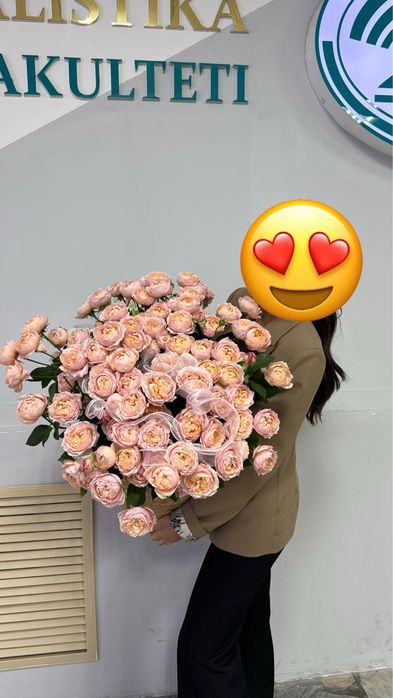 Большой букет пионовидных роз