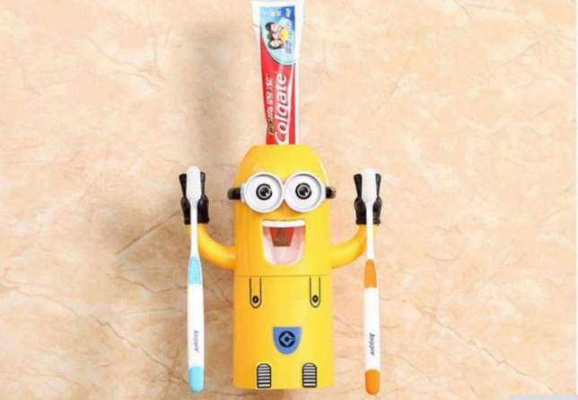 Поставка за четки за зъби МИНИОНИТЕ и фенерче за уши,уста,нос