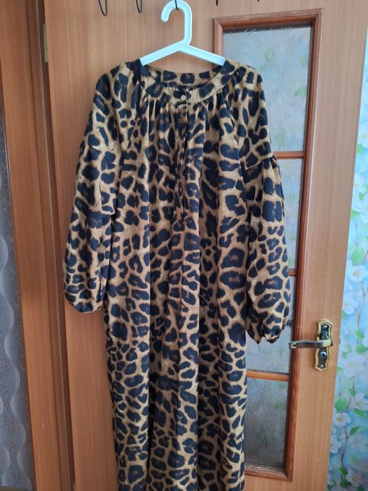 Одежда женская ( платье, куртки)