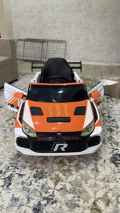 Детская машинка на пульте