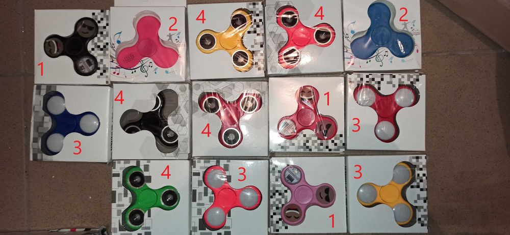 Fidget spinnere - diverse culori