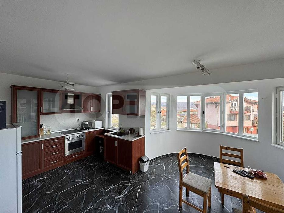 Просторна къща с басейн в село Рогачево