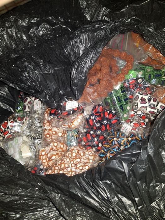 Продавам мъниста за изработване на гривни и герданчета.