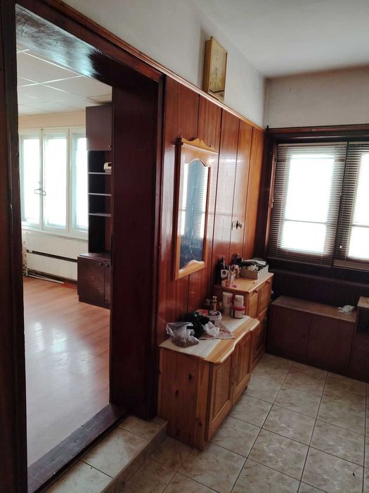 Самостоятелен етаж от къща с двор – гр. Попово, главен булевард