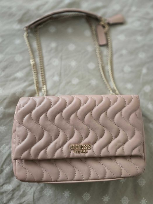 Продавам чанта Guess