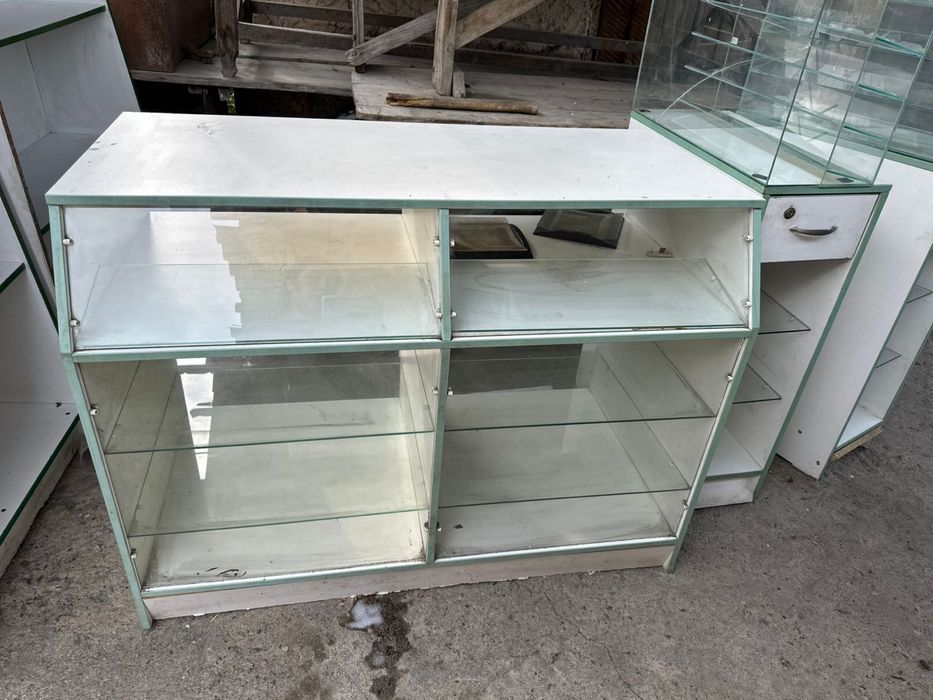 Срочно продам полки (8 шт ) , витрины ‼️