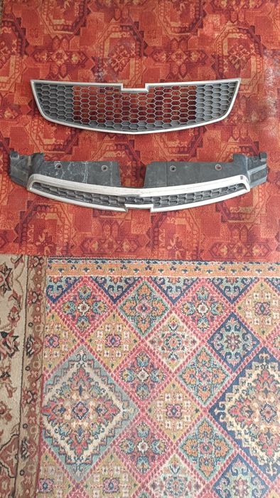 Решетка радиатора Шевроле Круз 2012