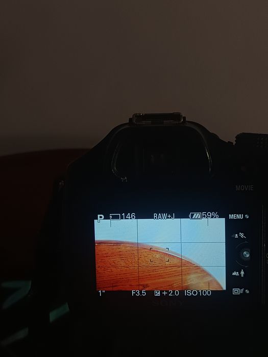 Продавам фотоапарат Sony ILCE-3000.